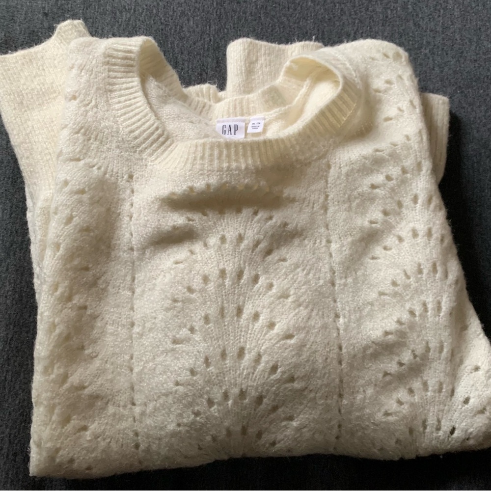 ☀️3/$20 GAP knit sweater